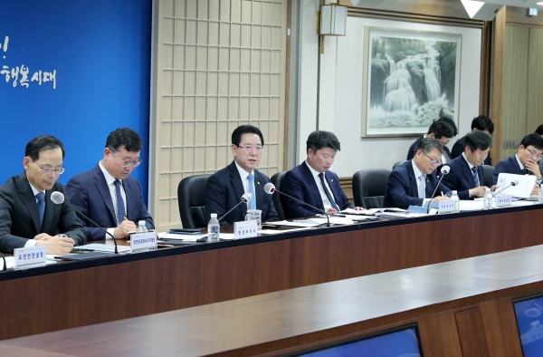 ▲김영록 전라남도지사가 7일 오전 도청 서재필실에서 실국장 정책회의를 주재하고 있다.(사진제공=전라남도)