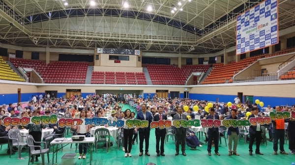 ▲강진원 강진군수를 비롯한 군동 주민 600여 명이 선포식을 하고 있다.(사진제공=강진군)