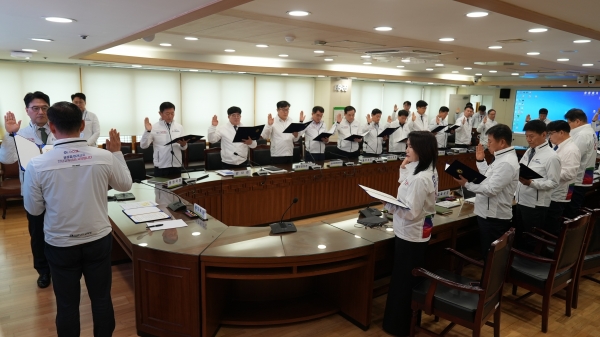 ▲전남교육청 관계자들이 8일 오전 청사 상황실에서 ‘2024 대한민국 글로컬 미래교육박람회’의 안전 운영을 약속하는 선언을 하고 있다.(사진제공=전라남도교육청)