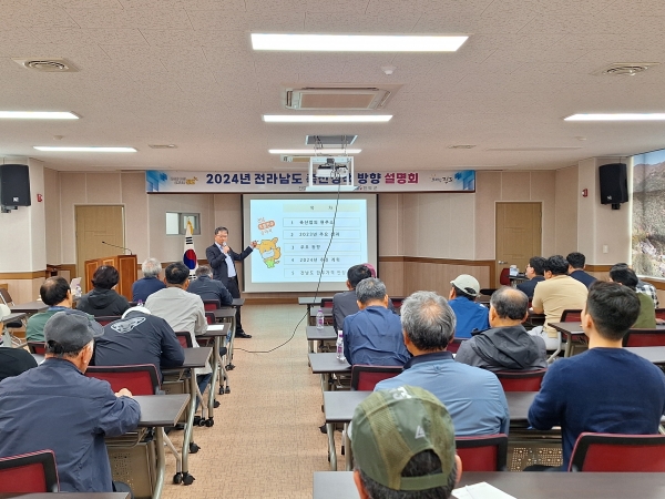 ▲진도군이 최근 관내 축산농가 30여 명을 대상으로 ‘전라남도 축산정책 방향 설명회’를 개최했다.(사진제공=진도군)