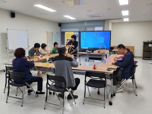 ▲무안군 치매안심센터는 오는 28일까지 치매환자 가족과 보호자를 대상으로 헤아림 가족교실과 자조모임을 보건소 치매안심센터에서 운영한다.(사진제공=무안군)