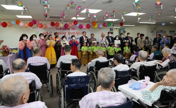 ▲구례군은 8일 구례군 제52회 어버이날을 맞이하여 경로효친 사상을 고취하고 지역 어르신들에게 감사의 마음을 전달하기 위한 감사해 ‘효’ 행사를 개최했다.(사진제공=구례군)