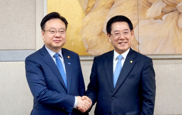 ▲김영록 전라남도지사가 9일 오전 세종정부청사에서 조규홍 보건복지부 장관과 인사를 나누고 있다.(사진제공=전라남도)