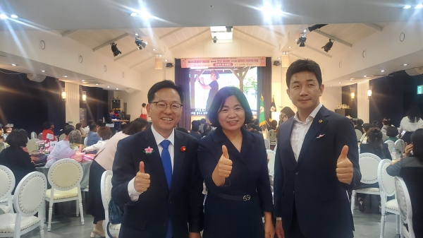 ▲(사)한국부인회 전라남도 순천시지회는 9일 오후 순천시 더혜움1층 연회장에서 2024년 GAP 교육지원 사업 설명회와 함께 제47회 훌륭한 어버이. 제34회 모범 어버이, 제12회 행복한 다문화 가정 시상식과 위로연을 개최한 가운데 김문수(사진왼쪽) 국회의원 당선자와 김진남(사진 오른쪽)관계자와 기념 촬영했다.(사진=이기장 기자)