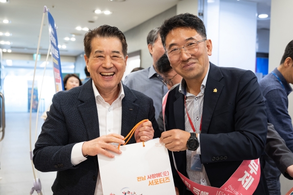 ▲전라남도는 서울 강남 포스코센터를 방문해 고향사랑 기부제 및 전남 사랑애(愛) 서포터즈 활성화를 위한 홍보활동을 지난 9일 펼쳤다.(사진제공=전라남도)