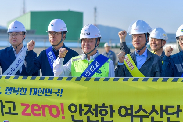▲정기명 여수시장이 10일 오전 국가산단 내 롯데GS화학㈜ 증설공사 현장 출근길에서 ‘여수산단 출근길 안전문화 캠페인’을 하고 있다.(사진제공=여수시)