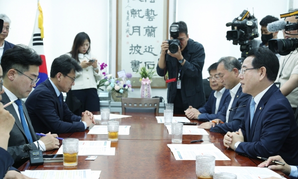 ▲김영록 전라남도지사가 10일 국회의사당에서 더불어민주당 박찬대 원내대표를 만나 지방소멸 위기 극복 전남특별자치도 특별법 제정 등 전남 주요 현안 사업에 대해 건의했다.(사진제공=전라남도)