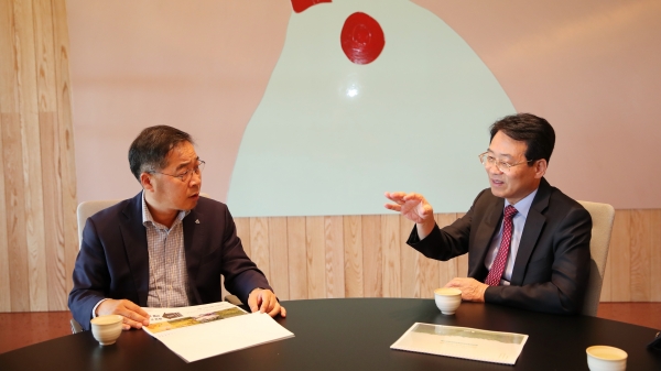 ▲강진원 강진군수(사진 오른쪽)가 지난 9일 제주 ㈜오설록 티팩토리에서 이진호 대표를 만나 월출산 국립공원 탐방기반시설 조성과 관련, 오설록 소유의 적정 부지에 대한 매각에 합의했다.(사진제공=강진군)