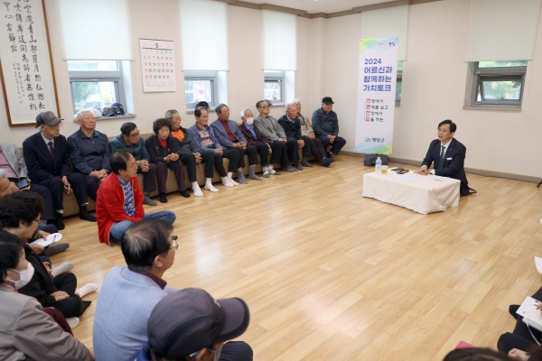 ▲우승희 영암군수가 신북면 ‘어르신과 함께하는 가치토크’ 시간을 가졌다.(사진제공=영암군)