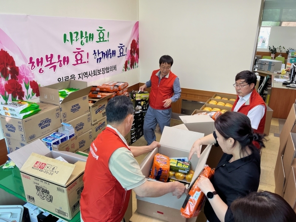 ▲무안군 일로읍 지역사회보장협의체에서는 지난 10일 가정의 달을 맞아 이웃사랑 행복 꾸러미 나눔 행사를 열었다.(사진제공=무안군)