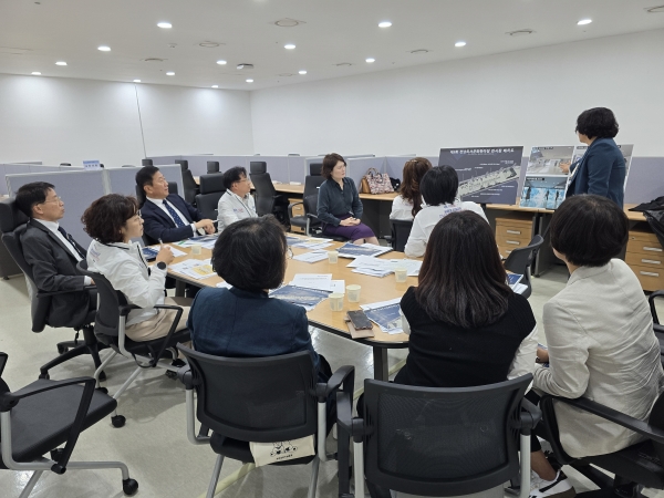 ▲전남교육청 및 도서관 관계자들이 여수세계박람회장 현장에서 행사 운영 동선 및 안전 사항 등을 점검하고 있다.(사진제공=전라남도교육청)