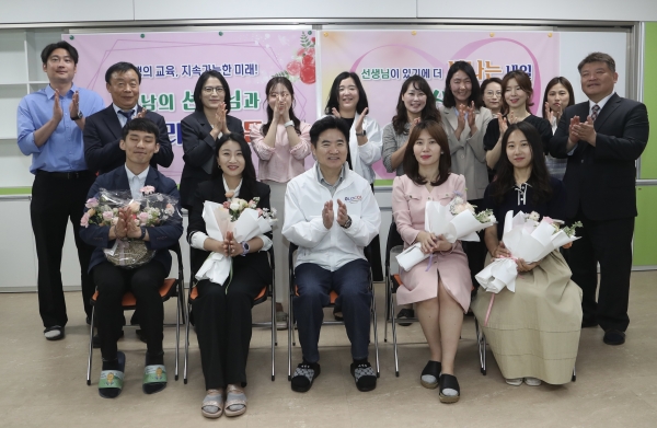 ▲지난 10일 광양 성황초등학교에서 김대중 전남교육감과 교직원들이 박수를 치며 기념 촬영하고 있다.(사진제공=전라남도교육청)