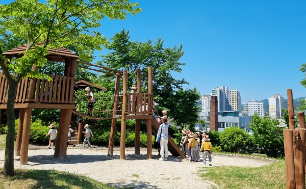 △장성 최초로 유아숲 체험원이 조성되는 장성공원 생태놀이터. 아이들이 신나게 뛰어놀고 있다.(사진제공=장성군)