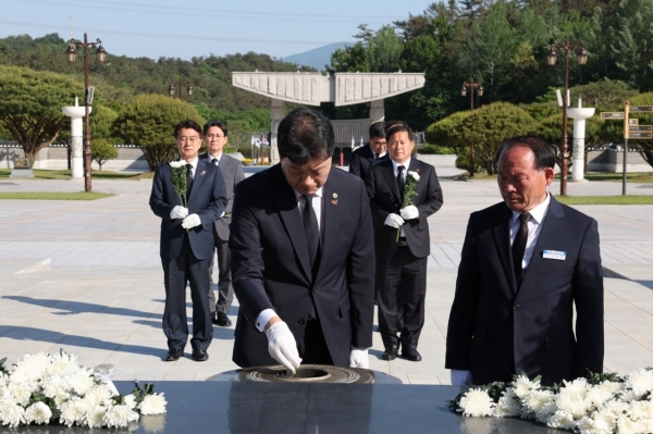 ▲전남도의회는 13일 5․18민주화운동 제44주년을 기념하기 위해 국립 5․18민주묘지를 참배했다.(사진제공=전라남도의회)