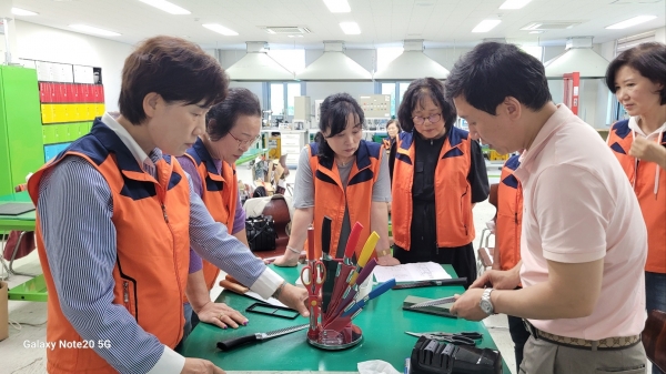 ▲ (사)소비자교육중앙회 순천시지회는 13일 한국폴리텍대학순천캠퍼스(꿈드림공작소)에서 회원 20여명이 참석한 가운데 금속연삭기술(국가공모사업) 실습 교육을 수강 했다.(사진제공= (사)소비자교육중앙회 순천시지회)