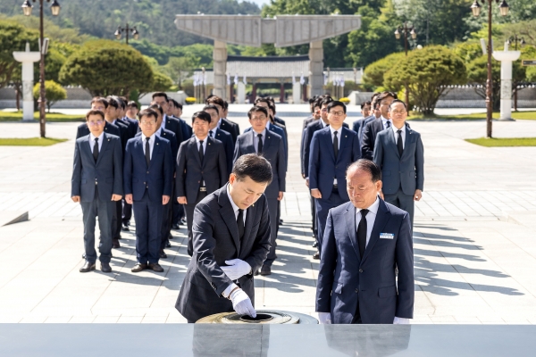 ▲광주은행은 14일 5·18 광주민주화운동 44주년을 앞두고 국립5·18민주묘지를 참배하고 민주영령들의 넋을 기렸다.(사진제공=광주은행)