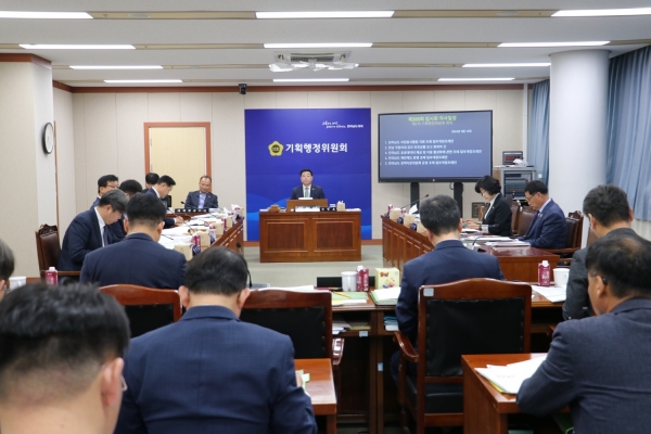 ▲전라남도의회 신민호 기획행정위원장은 지난 13일 전남 국립의대 공모 추진상황 보고에서 전남도 의대설립은 동부권과 서부권 모두를 포용하는 방안으로 추진해야 한다고 촉구했다.(사진제공=전라남도의회)
