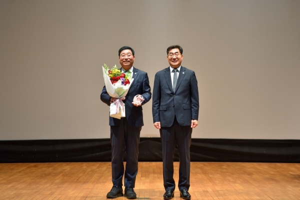 ▲전라남도의회 신민호 의원이 14일 순천대학교 개교 89주년 기념행사에서 ‘글로컬대학사업 선정 감사패’를 받았다.(사진제공=전라남도의회)