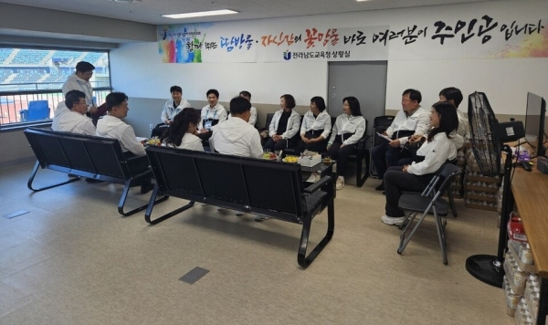 ▲김대중 전남교육감과 전남 특수학교 교장단이 간담회를 갖고 있다.(사진제공=전라남도교육청)