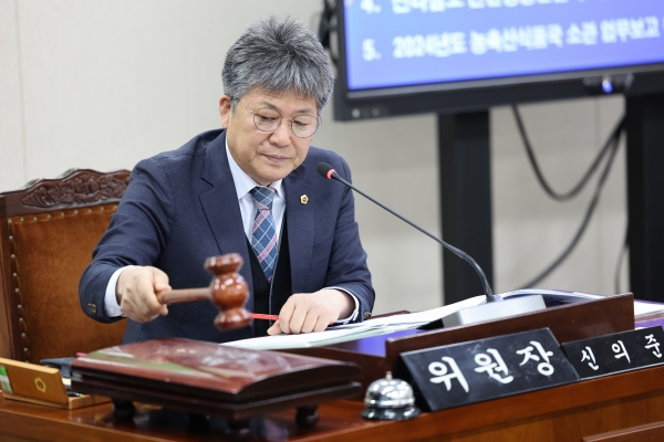 ▲지난 14일 신의준 위원장이 2024년 제1회 농축산식품국 소관 추가경정예산안을 심사하며 집행부에 질문을 하고 있다.(사진제공=전라남도의회)