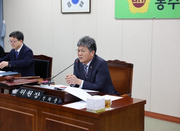 ▲지난 14일 신의준 위원장이 2024년 제1회 농축산식품국 소관 추가경정예산안을 심사하며 집행부에 질문을 하고 있다.(사진제공=전라남도의회)
