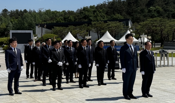 ▲16일 5·18민주묘지를 찾은 황성환 부교육감과 직원들이 민주 영령들을 추모하고 있다.(사진제공=전라남도교육청)
