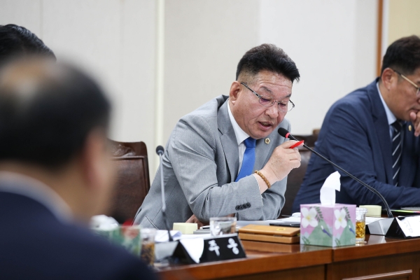 ▲김정이 전남도의원이 지난 14일 열린 소방본부 소관 2024년 제1회 추가경정예산안을 심사하고 있다.(사진제공=전라남도의회)