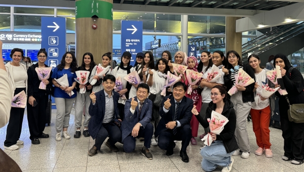 ▲환영 꽃다발을 받은 튀르키예 학생, 교사들과 전남교육청, 여수정보과학고 관계자가 손하트로 기념사진을 촬영하고 있다.(사진제공=전라남도교육청)