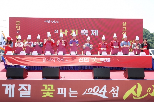 ▲지난 18일 섬 낙지축제에서 음식만들기(낙지샌드위치)를 하고 있다.(사진제공=신안군)