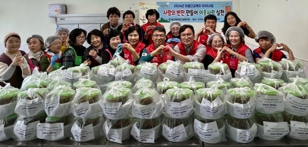 ▲보성군은 지난 17일 벌교읍 희망드림협의체가 ‘마을 건강 복지600사업’의 일환으로 직접 만든 밑반찬을 취약계층 50세대에 전달했다.(사진제공=보성군)