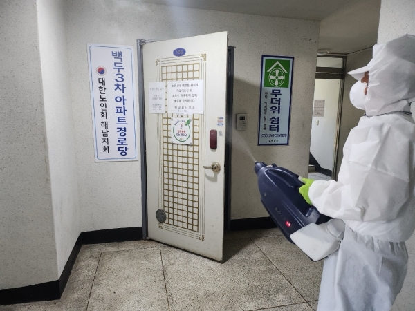 ▲해남군은 관내 전체 경로당 595개소를 대상으로 상반기 방역서비스를 실시하고 있다.(사진제공=해남군)