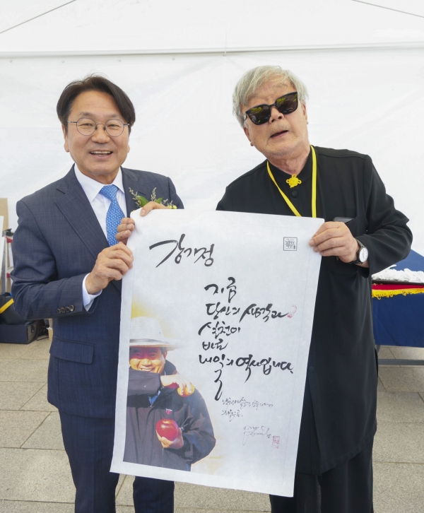 ▲강기정 광주광역시장이 20일 오전 동구 국립아시아문화전당 플라자브릿지에서 열린 ‘고 노무현 전 대통령 서거 15주기 추모 사진전 개막식’에 참석해 명계남 배우에게 선물받은 ‘노무현 어록 명계남 캘리그라피’를 들고 있다.(사진제공=광주광역시)