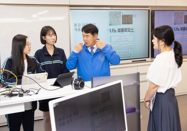 ▲이정선 광주교육감이 20일 지능형 과학실 운영학교인 상일여자고등학교를 방문해 첨단 과학기술 기반 미래형 과학 수업을 참관했다.(사진제공=광주광역시교육청)