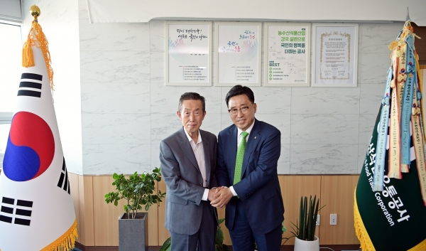 ▲기후 위기 시대 대국민 기후 행동 독려방안 논의( 한국농수산식품유통공사 김춘진 사장(오른쪽), (사)한국유권자중앙회 강수완 총재(왼쪽))