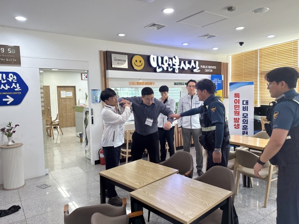 ▲전라남도교육청 민원팀 직원들이 특이민원 발생 대비 모의훈련을 실시하고 있다.(사진제공=전라남도교육청)