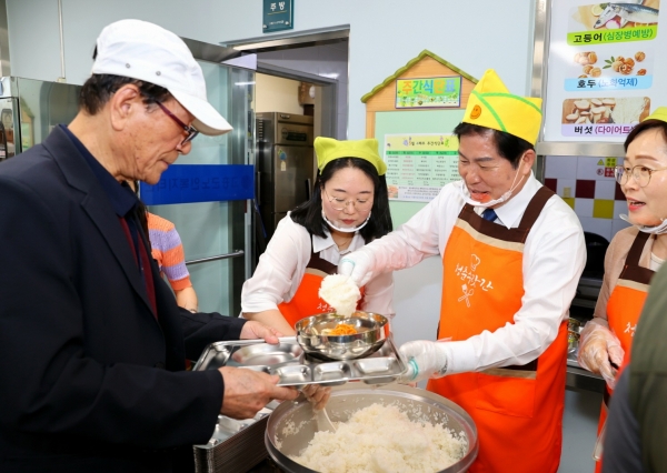 ▲공영민 고흥군수는 5월 가정의 달을 맞아 21일 고흥군 노인복지관 내 무료 경로식당을 찾아 종사자와 봉사자를 격려하고, 200여 명의 어르신들에게 직접 식사를 배식하며 어르신들의 안부를 살폈다.(사진제공=고흥군)