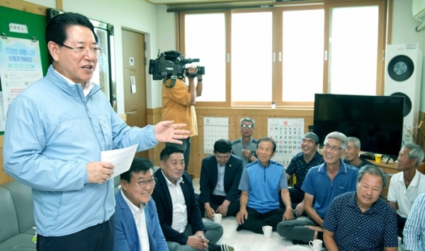 ▲김영록 전라남도지사가 2023년 8월 4일 무더위 쉼터로 지정된 영암읍 망호경로당을 방문, 어르신의 안부를 직접 살피는 모습(사진제공=전라남도)