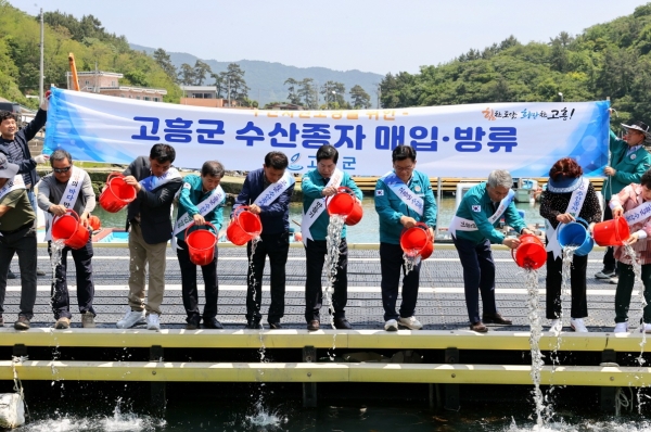 ▲고흥군은 21일 금산면 신촌 해역에 고부가가치 어종인 ‘감성돔’ 치어 약 12만 마리를 방류했다.(사진제공=고흥군)