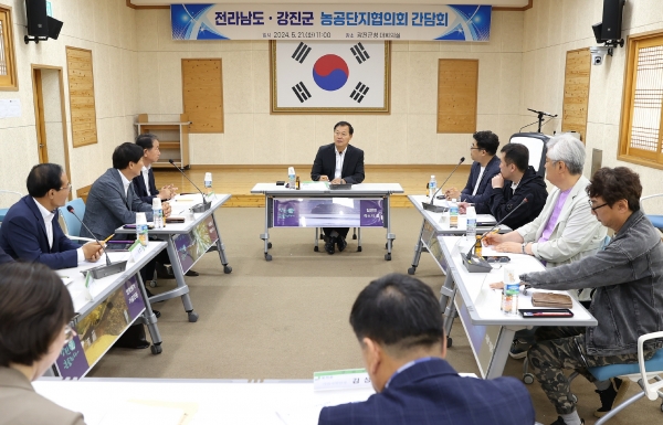 ▲지난 21일 강진군청 대회의실에서 서순철 강진군 부군수 등 관계자 12명이 참석한 가운데 전라남도·강진군 농공단지협의회 간담회가 열렸다.(사진제공=강진군)