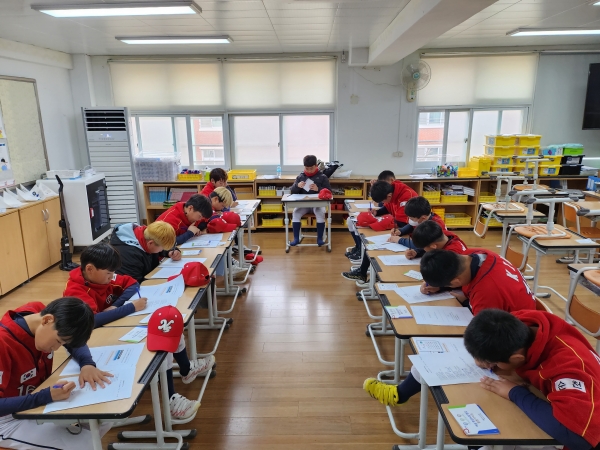 ▲제53회 전국소년체전에 참가한 전남 학생 선수들이 전남교육청이 제작한 ‘마음-몸챙침 활용 가이드’를 활용해 심리상담을 받고 있다.(사진제공=전라남도교육청)