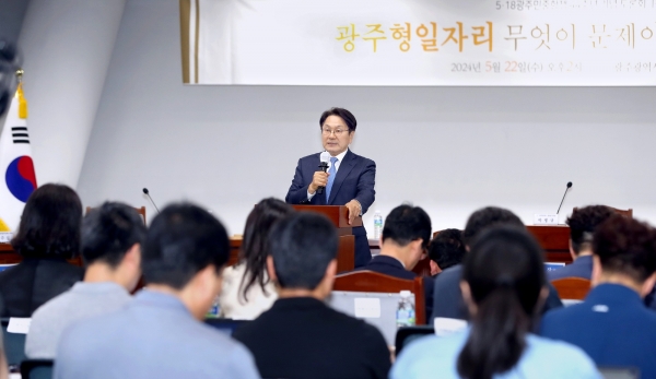 ▲강기정 광주광역시장이 22일 오후 광주광역시의회 5층 예결특위 회의실에서 열린 ‘5·18 민주화운동 44주년 기념 광주형일자리 발전방향 모색 토론회’에 참석해 인사말을 하고 있다.(사진제공=광주광역시)