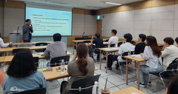 ▲여수시청 김승호 위생지도팀장이 위생안전 교육을 하고 있다.(사진제공=전라남도교육청)