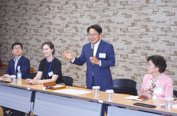 ▲강기정 광주광역시장이 지난 22일 오후 광산구 광주외국인주민지원센터에서 열린 제36회 정책소풍에 참석해 외국인정책 확대 방안등을 논의하고 있다.(사진제공=광주광역시)