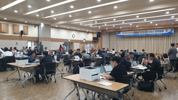 ▲여수시와 국민권익위원회가 지난 22일 현장민원 상담 ‘달리는 국민신문고’를 운영. 시민들로부터 뜨거운 호응을 얻었다.(사진제공=여수시)