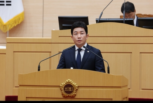 ▲김진남 전남도의원이 23일 제380회 임시회 제4차 본회의에서 5분 자유발언을 하고 있다.(사진제공=전라남도의회)