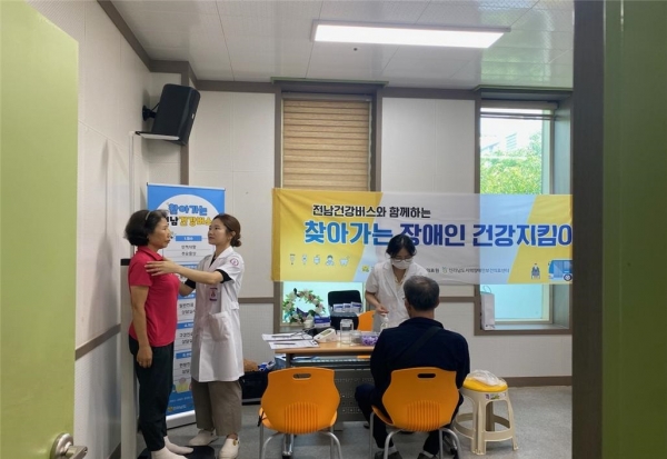 ▲장흥군은 지난 22일 전남건강버스와 함께 ‘2024년 장애인 건강지킴이 사업’을 실시했다.(사진제공=장흥군)