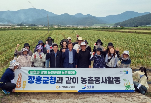 ▲장흥군은 본격적인 영농철을 맞아 일손이 부족한 농업인들의 어려움을 해소하기 위해 농촌일손돕기에 나섰다.(사진제공=장흥군)