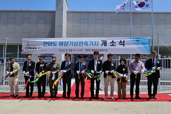 ▲김정섭 영광군수 권한대행은 지난 23일 ‘해군 제3함대사령부 제318대대 안마도기지’를 방문해 해양영토 수호에 여념이 없는 군 장병들의 노고를 격려했다.(사진제공=영광군)