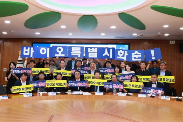 ▲간담회 후 진행한 국가첨단전략산업 바이오 특화단지 유치 기원 캠페인 모습.(사진제공=화순군)