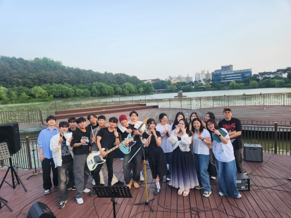 ▲청암대학교 밴드동아리 ‘드망시’는 지난 5월 24일 상반기 전체공연을 순천시 조례호수공원에서 진행했다.(사진제공=청암대학교)